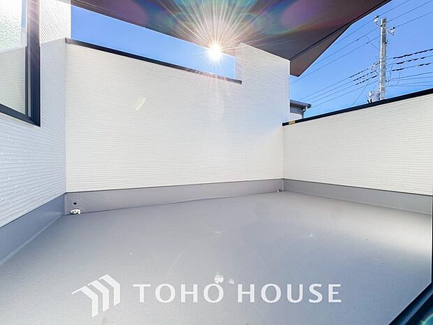 頬をなでる優しい風を感じることが出来るバルコニー。つい深呼吸をしたくなる気持ちの良い眺望です。