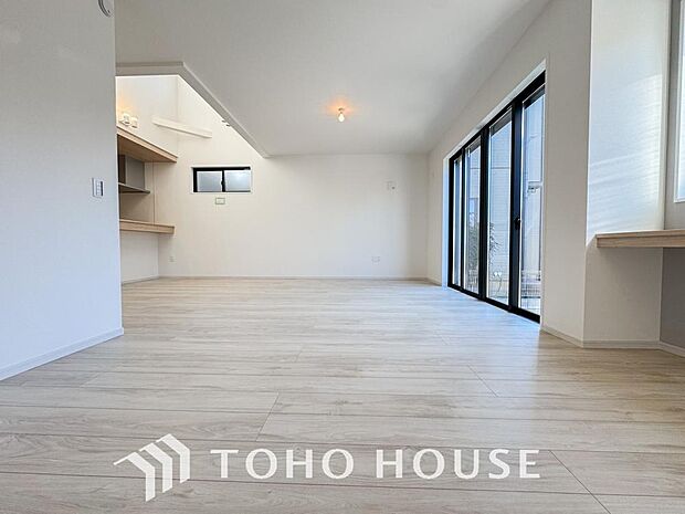 明るく穏やかな空気の中で飲んだり、食べたり、笑ったり。一日の中で多くの時間を過すことになるリビング。