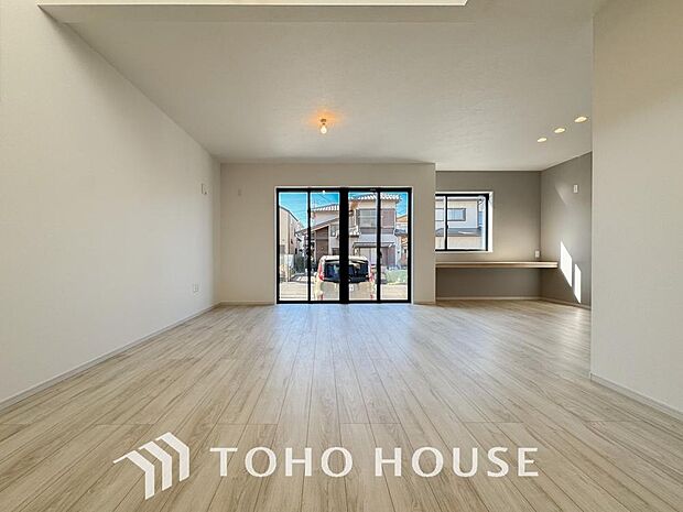 爽やかな通風と採光を存分に感じる事が出来る空間。毎日の暮らしに癒しをもたらす居心地の良いリビング。