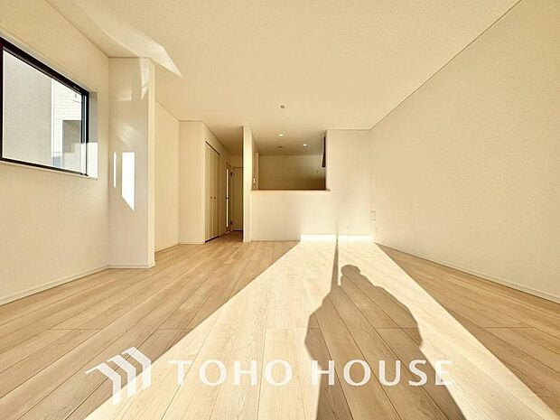 光が注がれる青い空から鮮やかに赤色にゆっくりと染まる。そんな優しい時間がここでは流れてゆく。