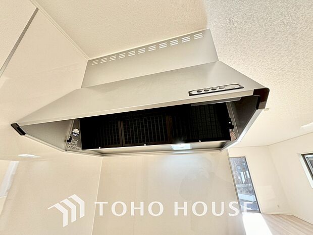 調理中の煙や臭いを効率的に排出し、キッチン空間を清潔に保ちます。
