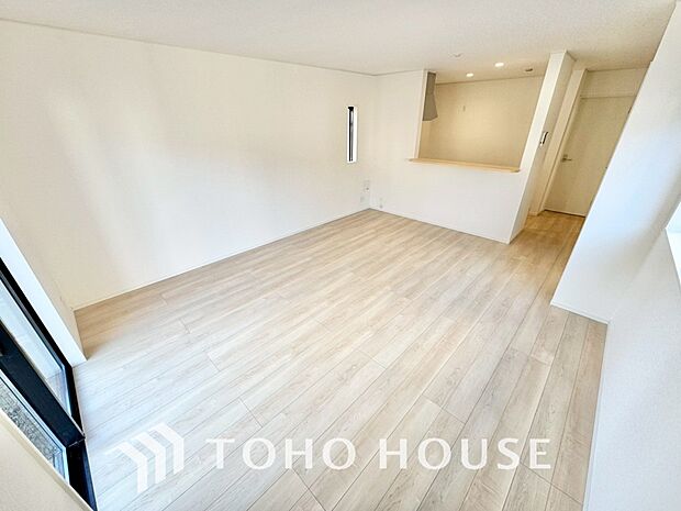 光が注がれる青い空から鮮やかに赤色にゆっくりと染まる。そんな優しい時間がここでは流れてゆく。
