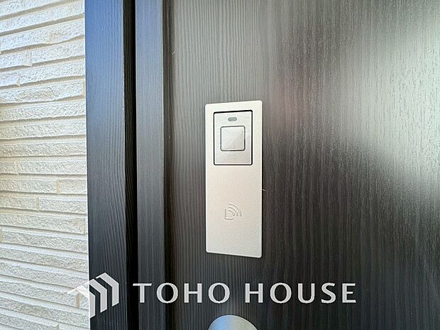 電子錠・カードキーシステム。合鍵を作りづらく、ピッキングが不可能なので、防犯対策に効果的です。