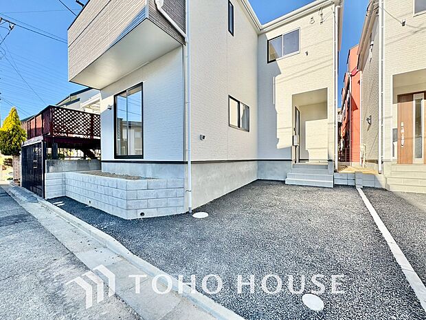 マンションとは違う敷地内駐車。ご主人様のお車のお手入れにも気合が入りますね。