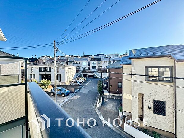 星空が地上に映りこむかのような夜景のきらめきまで、この街ならではの美しい風景の物語が室内に展開。