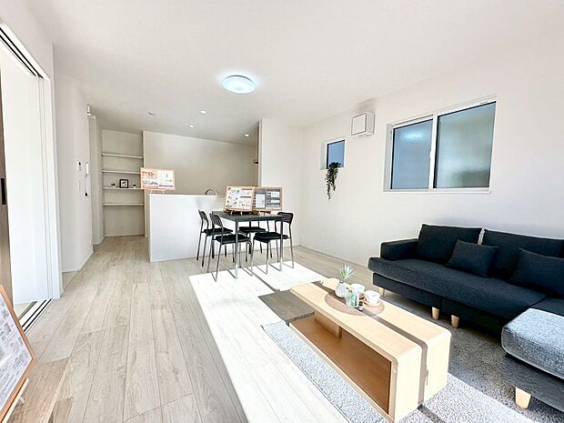 光と風があふれる開放的なリビングダイニングには自然と家族みんなが集まってきます。