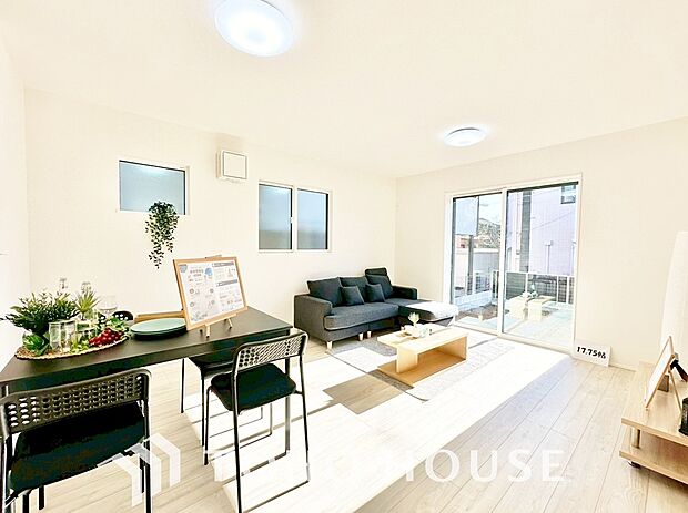 忙しい朝でも、しっかり家族が揃って食事をして頂けるゆとりある大きさのダイニングスペース。