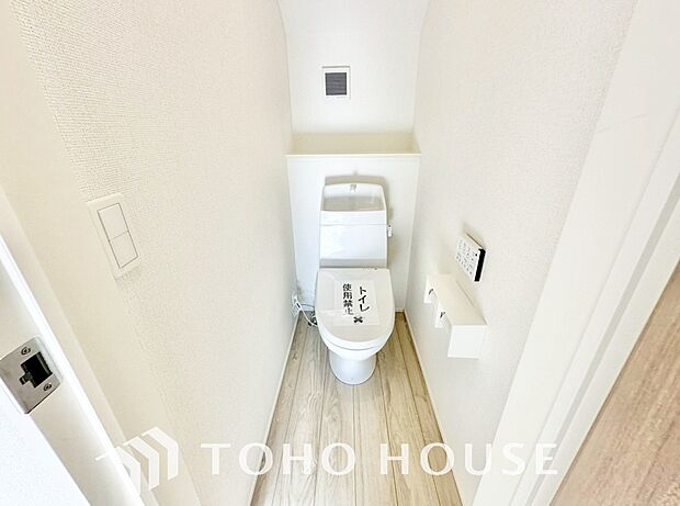 十分な広さと清潔感のあるカラーで纏まったおトイレ。時間に余裕とゆとりを持たせます。