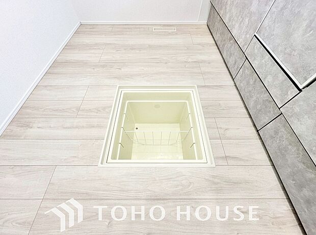 キッチン下部に設けた床下収納は、缶詰のストックや非常食、梅酒や味噌などの保存食入れとしての他、卓上プレートや季節家電などの物を仕舞うことが出来る便利な収納。