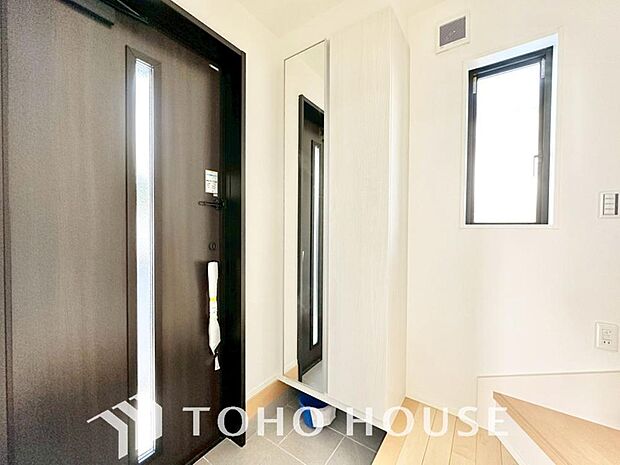 ゲストを招き、家族を迎える玄関は、ディスプレイや照明にこだわってみてはいかがでしょうか。