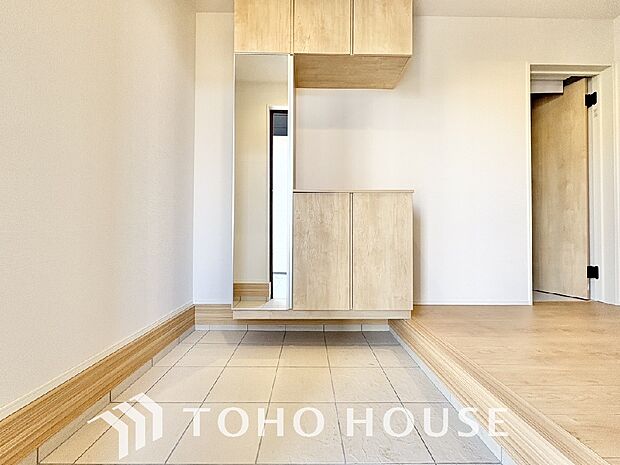 人を迎え入れる最初の場所だからこそ、清潔感がある空間にして頂ける様シューズボックスを設置しました。