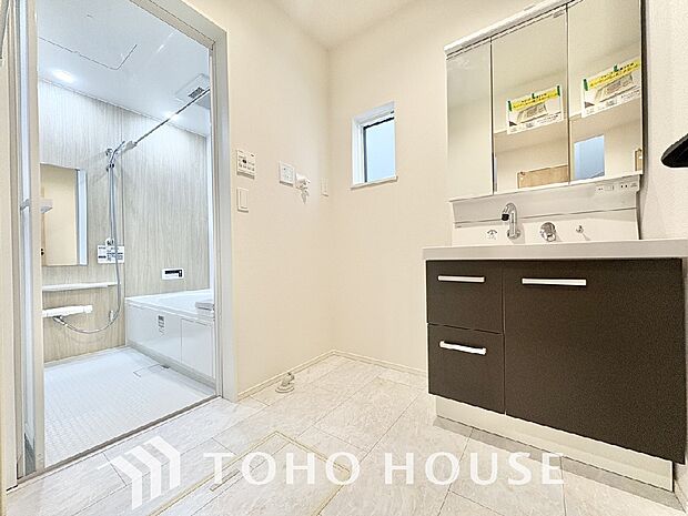 平日の朝であっても、落ち着きとくつろぎを感じられる空間。気持ちよく身だしなみを整えられます。