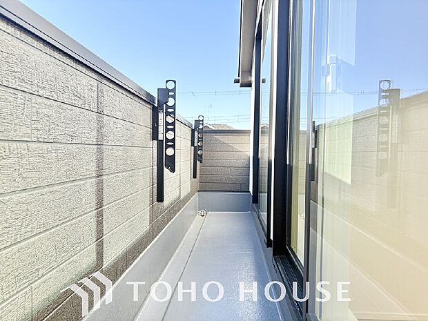 暖かい陽ざしが差込むバルコニーは、晴れた日には、洗濯物が良く乾きます。また、風通しも良好です。