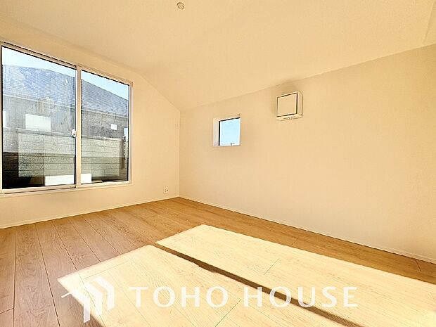 清潔感あるホワイトの壁紙と温もり溢れるカラーの床材が見事に調和した本邸宅。