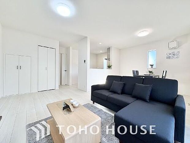 リビングも広く設け、訪れる人々を暖かく迎えてくれます。