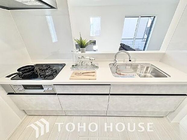 キッチンの収納は、デッドスペースになりやすい箇所を有効活用できる、スライド式収納を採用しました。