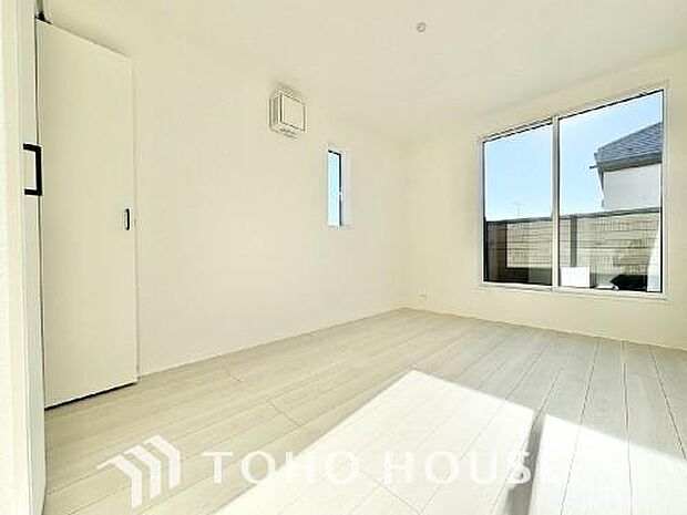 清潔感あるホワイトの壁紙。毎日の生活を少しでも快適に過ごして頂ける様、飽きのこない雰囲気が大切です。