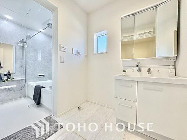 お家の中でも特にプライベートスペースとなる洗面所は、洗濯場所と浴室を同じ空間でまとめております。