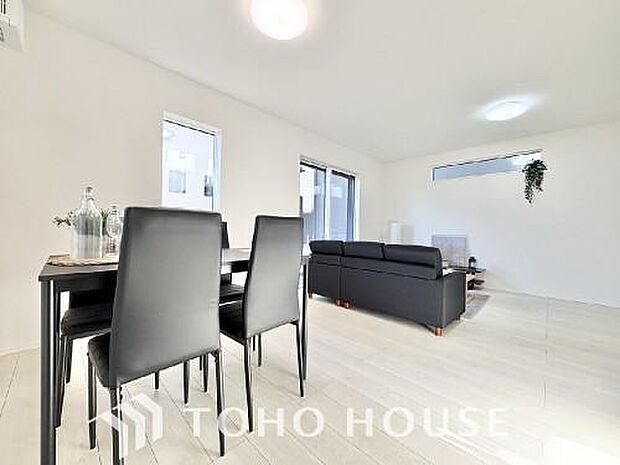 作り手の「気持ちの良いリビングでお過ごししていただきたい」という思いを感じさせます。