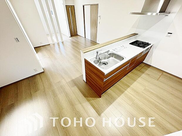 光が注がれる青い空から鮮やかに赤色にゆっくりと染まる。そんな優しい時間がここでは流れてゆく。