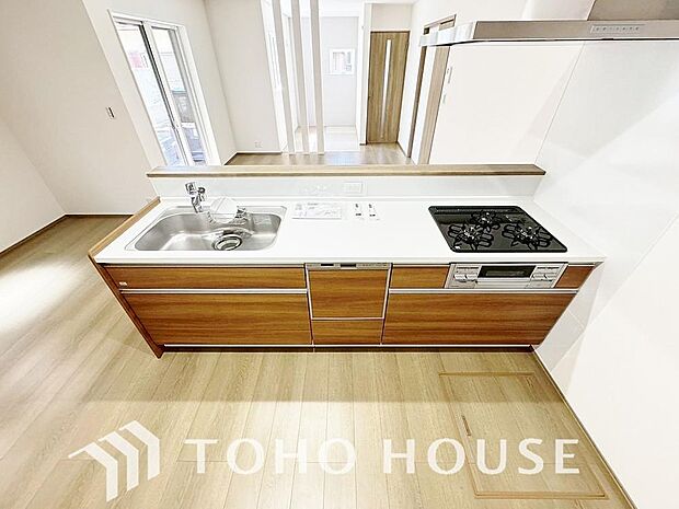 キッチンの収納は、デッドスペースになりやすい箇所を有効活用できる、スライド式収納を採用しました。