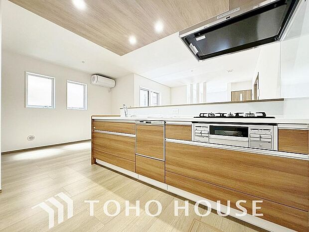 夫婦そろってキッチンに立っても調理がしやすく余裕の広さ。家事をしながら会話も弾みます。