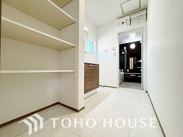 身だしなみのチェックがしやすい大きな鏡、下には収納がたっぷり。スッキリとした空間を演出いたします。