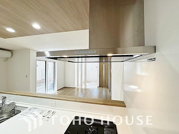 昨今主流のスリムタイプのレンジフード。スタイリッシュな見た目からインテリアとしても人気がある型です。