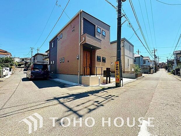 街並みの風景に包み込まれながら、瀟洒な印象も湛えて佇みます。