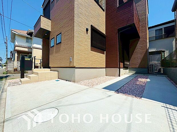 ゆったりとした駐車スペースを確保いたしましたので、大きめのお車でも駐車可能です。