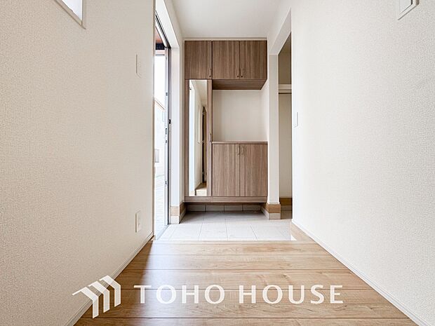 温かみのある色合いでデザインされた玄関は、優しい雰囲気です。帰りたくなる、安息の住まいです。