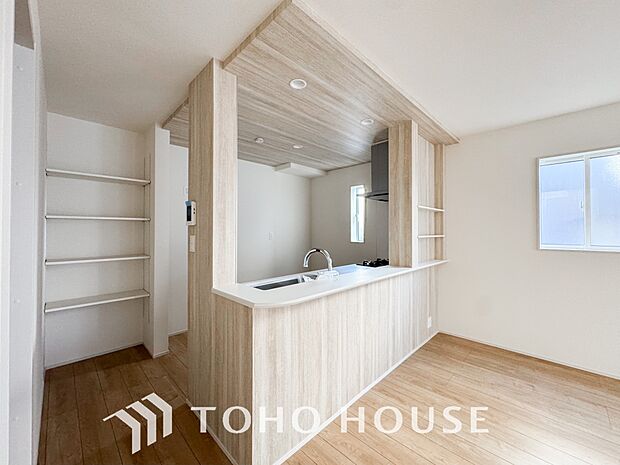 美しく使いやすいキッチン空間。優しい温もりを醸し出すキッチンは料理の為の配慮を随所に注ぎました。