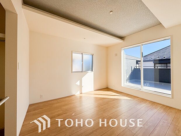 落ち着いたカラーの室内。インテリアやファブリックでお好みのテイストデザインを取り入れて頂けます。