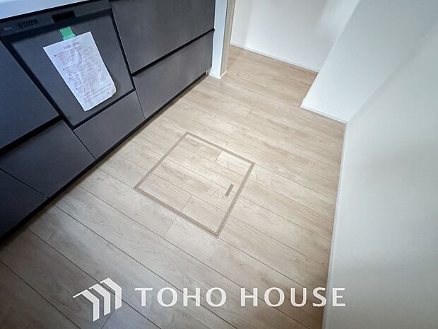 床下収納の場合は使っていない空間を有効利用するので、キッチンを狭くすることなく収納場所を増やせます。