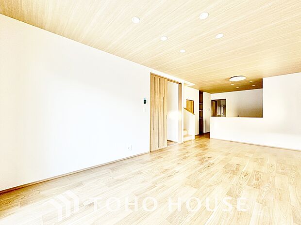 一日の中で多くの時間を過すことになるリビング。爽やかな通風と採光を存分に感じる事が出来る空間です。