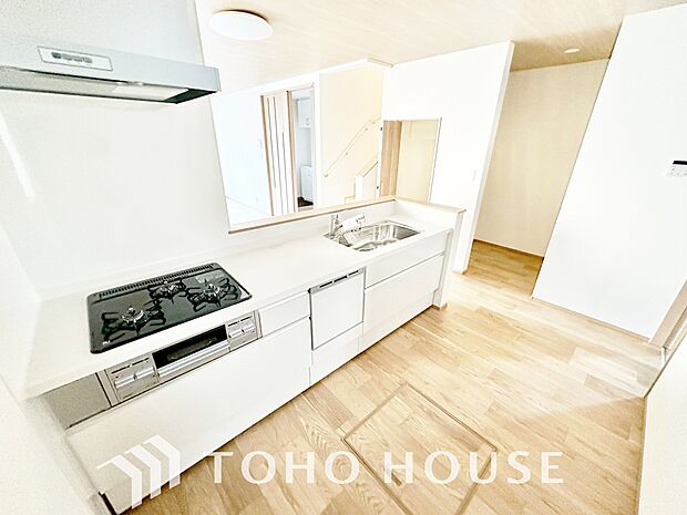 大型の冷蔵庫やレンジボードもしっかり置ける広々としたキッチンスペース。