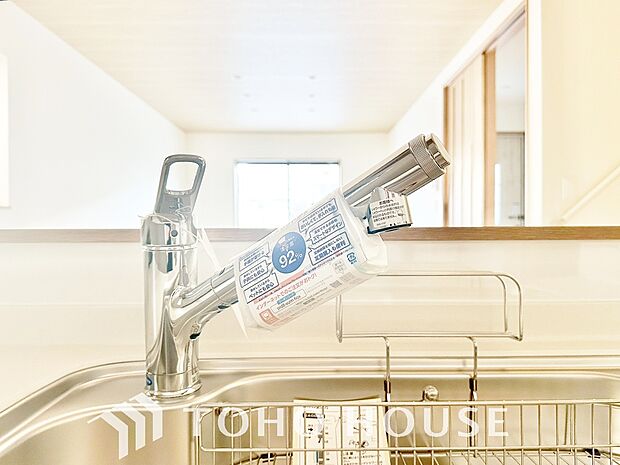 浄水器ボタンひとつで浄水と原水に切り替えられる浄水器一体型水栓を使用。