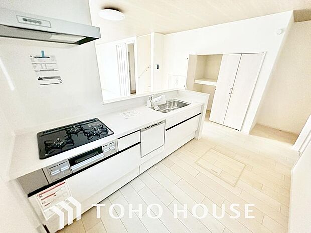 大型の冷蔵庫やレンジボードもしっかり置ける広々としたキッチンスペース。