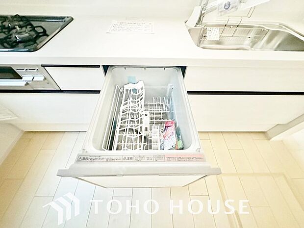ビルトイン食洗機。高温のお湯や高圧水流を使うことにより汚れを効果的に落とすことができます。