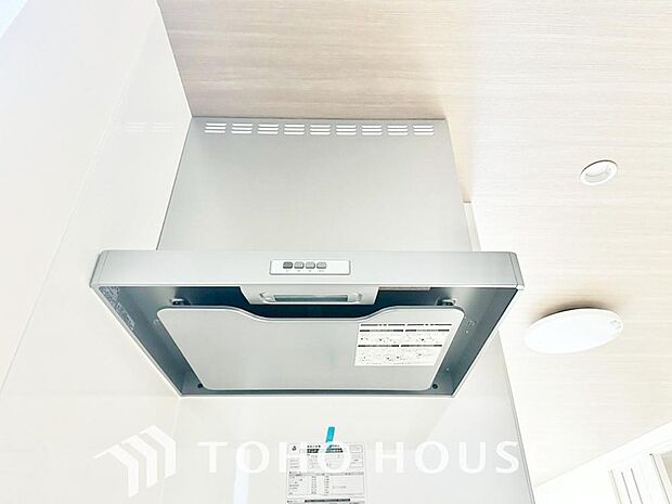 スリムタイプのレンジフードはスタイリッシュで、掃除が簡単なメリットもあります。