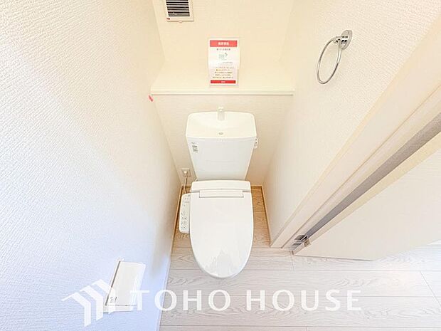 清潔な空間であって頂けますように、目に留まるだけではなく、汚れをふき取り易いフロアと壁紙をチョイス。