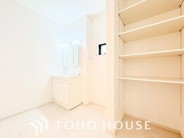 お家の中でも特にプライベートスペースとなる洗面所は、洗濯場所と浴室を同じ空間でまとめております。