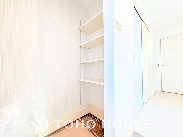 人を迎え入れる最初の場所だからこそ、清潔感が大事。ゆとりあるシューズインクロークも設置しました。