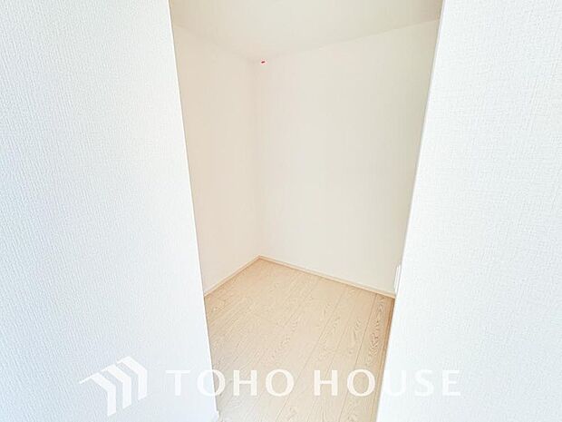 建物内部の収納には拘りました。共有部分に設けた収納。お荷物が多い方にも安心です。