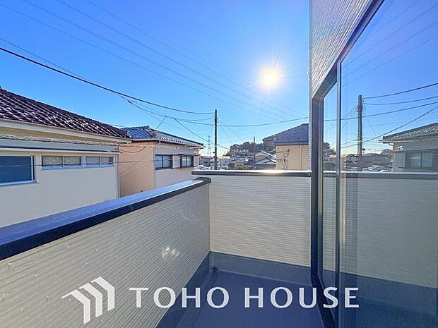 頬をなでる優しい風を感じることが出来るバルコニー。つい深呼吸をしたくなる気持ちの良い眺望です。