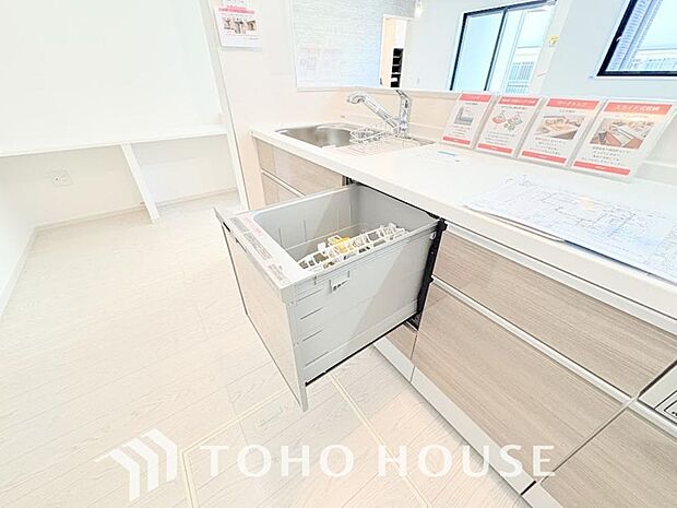 「ビルトインタイプ食器洗乾燥機」通常の手洗いでは使用出来ないほど高温のお湯や高圧水流を使うことにより汚れを効果的に落とすことができる。