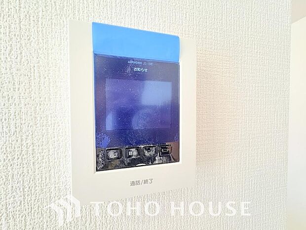 誰が来てもわかる様にモニター付きインターホンを設置。家事導線を考慮した個所に設置し、防犯性と利便性に優れ快適と安らぎを合わせた優しい設計。