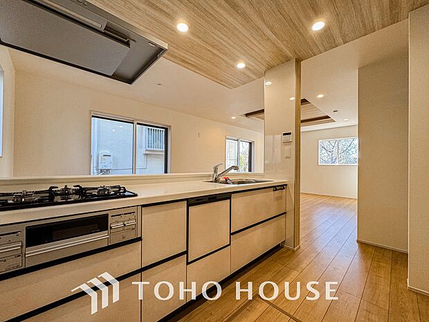 キッチンは、リビングで寛ぐ家族や小さなお子様を見守りながら料理が出来る対面式の温もり設計。