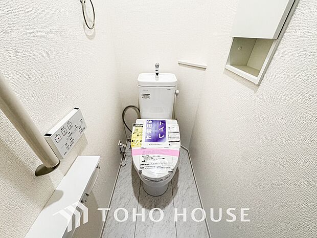 トイレは快適な温水洗浄便座付です。手洗い一体型のトイレ設備はスペースの節約ができます。