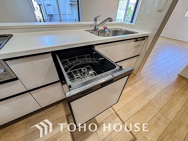 ビルトイン食洗機。高温のお湯や高圧水流を使うことにより汚れを効果的に落とすことができます。